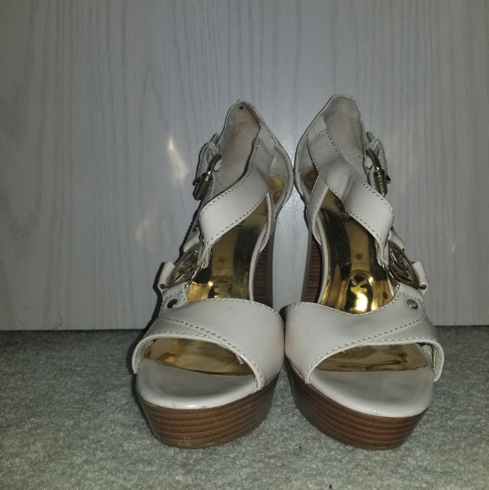 Womens pumps
